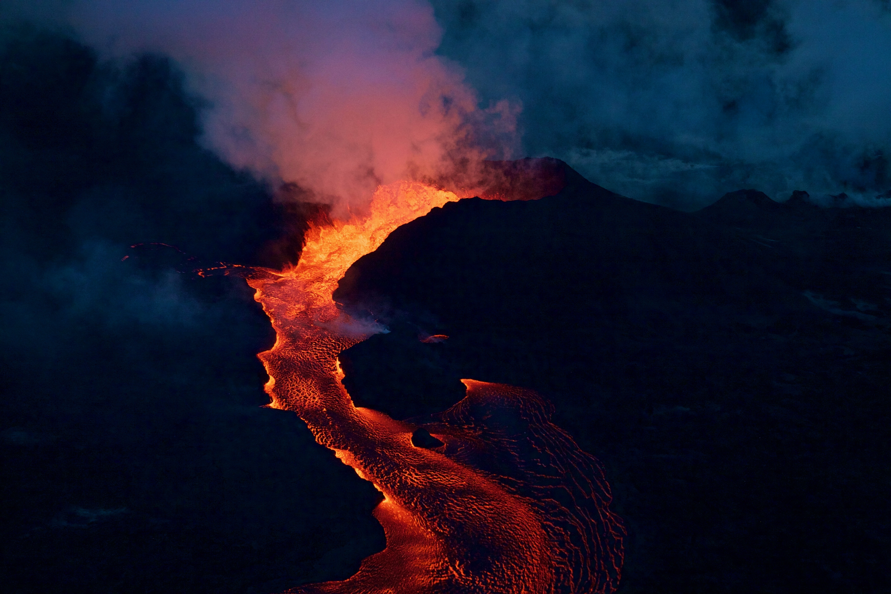  Le cône de la Fissure 8 du Kilauea en éruption, tôt le matin du 28 juin 2018, dans la zone du Rift inférieur Est. © USGS, DP